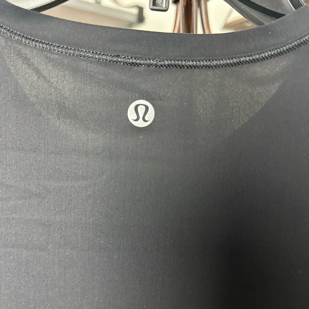Lululemon Sole Training Short Sleeve polka dot size 4 no size tag - Picture 7 of 7